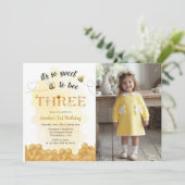 とってもスイートなお誕生日 Bee フォト 3歳 誕生日パーティー招待状 招待状 (スタンド正面)