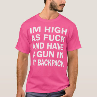 とてつもないハイになっていて、リュックに銃を入れている Tシャツ