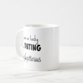 とても幸運射手座に日付を記入するためにです コーヒーマグカップ (正面左)