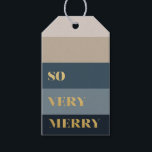 とても青いメリークリスマスストライプ ギフトタグ<br><div class="desc">青とモダントープのストライプラベルとメッセージを含むギフトフェイク金ゴールドの中で読「非常にメリー」のメッセージ。</div>