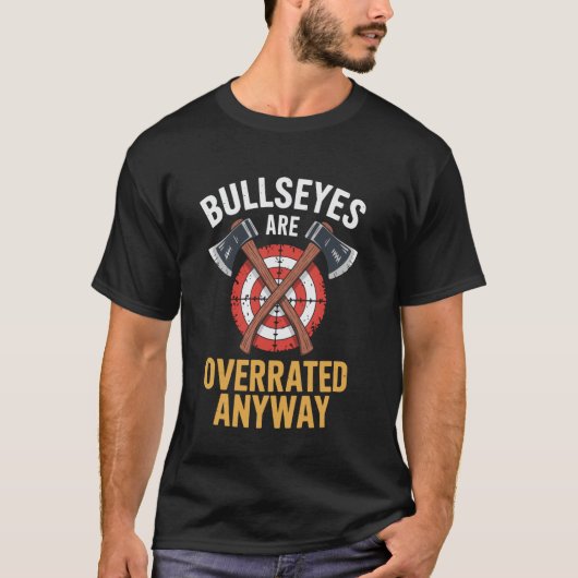 とにかく的の中心なんて評価されすぎ おもしろい斧投げ Tシャツ (正面)