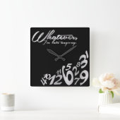 とにかく遅い – 黒と銀 スクエア壁時計 (ホーム)