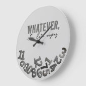 とにかく遅れちゃうグレーのアクリル時計 ラージ壁時計 (傾斜)