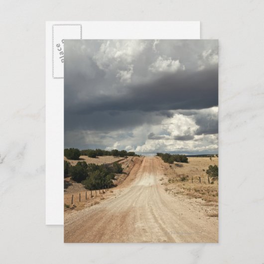 とのNMの土の田舎道の下で見ること ポストカード (正面/裏面)