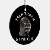 とんでもないアライグマとアライグマ服ごみを話す セラミックオーナメント (右)