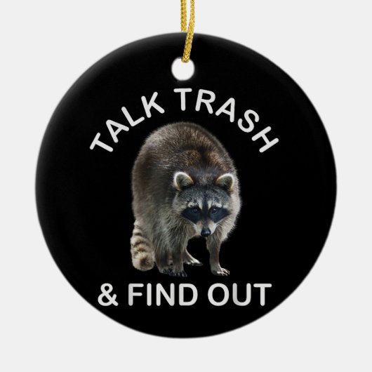 とんでもないアライグマとアライグマ服ごみを話す セラミックオーナメント (正面)