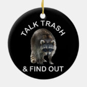 とんでもないアライグマとアライグマ服ごみを話す セラミックオーナメント (裏面)