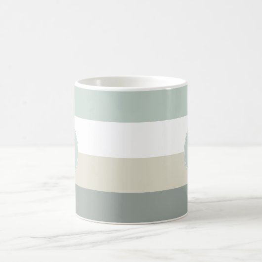 とカッコいいモノグラムでストライプの落ち着いたパターン コーヒーマグカップ (中央)