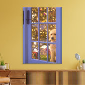 とガラスのドアを見ているゴールデンドードルパピー キャンバスプリント (インサイチュ (リビング))