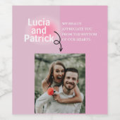 とシックミニマルカップルの婚約写真の追加ノート ワインラベル (シングルラベル)