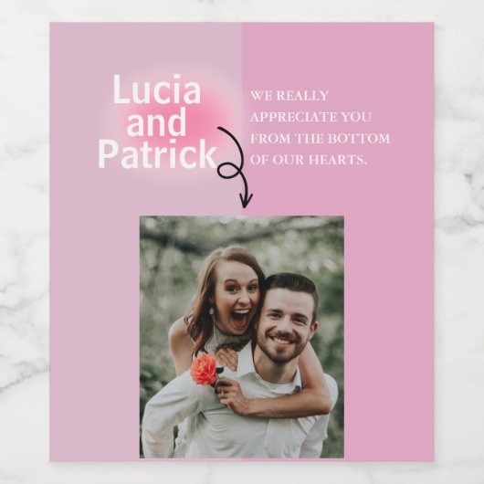 とシックミニマルカップルの婚約写真の追加ノート ワインラベル (シングルラベル)