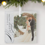 とスクリプメリート縦型結婚したフォトスノーフレーク ガラスオーナメント<br><div class="desc">メリー&写真結婚したオーナメントと垂直の写真、書エレガント道、銀の灰色の上に繊細な白い雪の縁ど結晶。写真テンプレートは写真を追加する準備ができて、あなたの年結婚を追加する。配置もしに問題がある場合は、画像をポートレート形式に切り抜いて再アップロードしてみる</div>