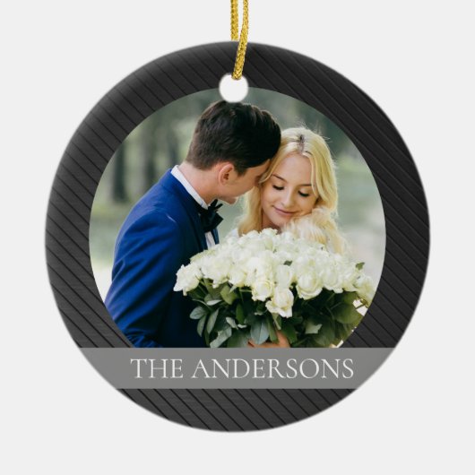 とメリータイポグラフィ結婚した初めてのクリスマス写真 セラミックオーナメント (正面)