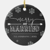 とメリータイポグラフィ結婚した初めてのクリスマス写真 セラミックオーナメント (裏面)