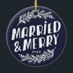 と結婚したのメリー写真オーナメント セラミックオーナメント<br><div class="desc">美しいカスタムオーナメントはクリスマス写真のデザインをデザインし、年と結婚した共にシックなタイポグラフィのを指メリー定しパーソナライズされたた。自分の写真を追加して、家族や友達結婚に最適な記念パーソナライズされた品や贈り物を作成する。クリックカスタマイズは、フォントを編集したり、写真を追加して独自の休日のオーナメントデザインユニークの1つを作成する。特別なユニーク贈り物！</div>