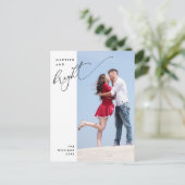 と結婚したBright, Script モダン Photo Holiday ポストカード (スタンド正面)