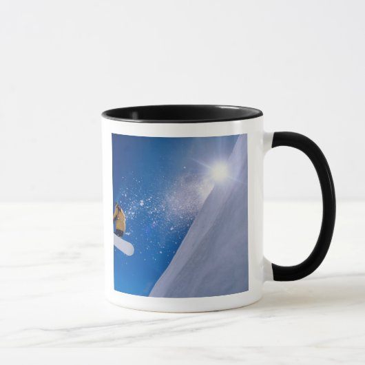 〜と飛んでいる共にスノーボードの上を空を通る人 マグカップ (右)