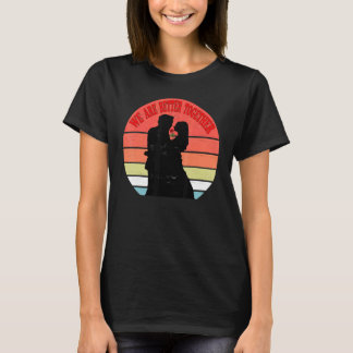 どうやら一緒にいると困るようだ Tシャツ