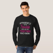 どうやら私たちは一緒にいる時に困っているようだ Tシャツ (正面フル)