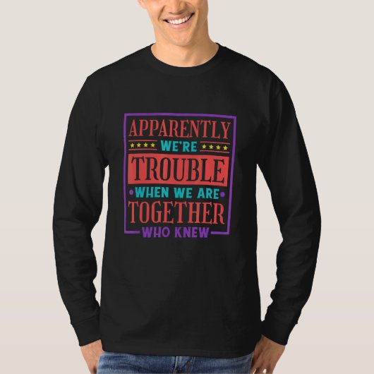 どうやら私たちは一緒にいる時に困っているようだ Tシャツ (正面)