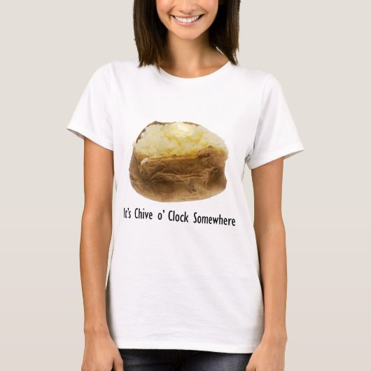 どこかでチーブが入ったベイクドポテトの時間が来ている Tシャツ (正面)