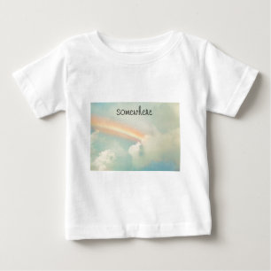 どこかに虹に ベビーTシャツ