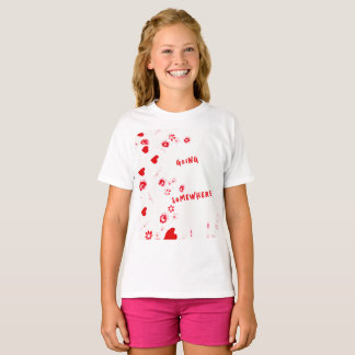 どこかに行く女の子赤いハートシャツ Tシャツ