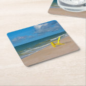 どこかのビーチおよびビーチチェア スクエアペーパーコースター (アングル)