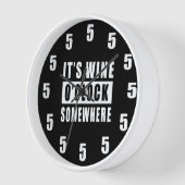 どこかのワインだ – 時おもしろい刻デザイン 壁時計 (傾斜)