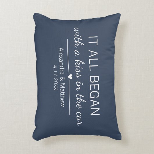 どこからともなくロマンチックなカップルを始めパーソナライズされたた アクセントクッション (正面(垂直))