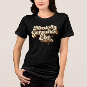 どこか別の場所にいるようなレトロな70年代のタイポグラフィ トライブレンドTシャツ