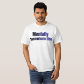 どこか別の場所にいるような気がする 面白い内向的Tシャツ Tシャツ (正面フル)