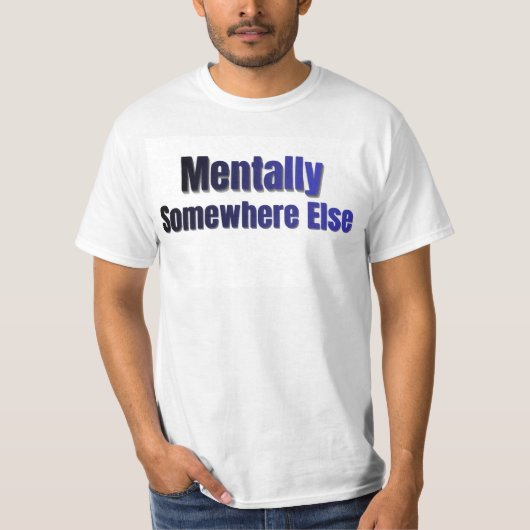 どこか別の場所にいるような気がする 面白い内向的Tシャツ Tシャツ (正面)