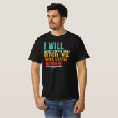どこでもコーヒーを飲む コーヒー好きの引用 Tシャツ (正面フル)
