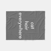 どこでも猫の毛は一面をおおいます フリースブランケット (正面(横))