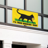 どこへ行っても足を踏む 横断幕 (ビルの外側)