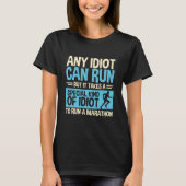 どの愚か者もマラソ走ンおもしろいランナー Tシャツ (正面)