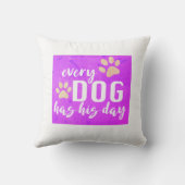 どの犬も彼の日の明るい赤紫色と白おもしろいを持っている クッション (裏面)