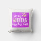 どの犬も彼の日の明るい赤紫色と白おもしろいを持っている クッション (正面)