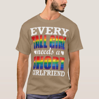 どの背の高い女の子にも短いガールフレンドLGBTゲイが必要 Tシャツ