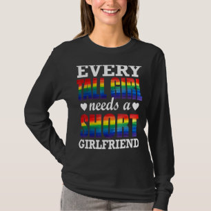 どの背の高い女の子にも短いガールフレンドLgbtゲイが必要 Tシャツ