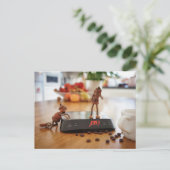 どんぐりした小妖精や小人は体重で彼の女の子をからかう ポストカード (スタンド正面)