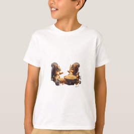 どんぐりのどんぶりと遊ぶリスたち  Tシャツ