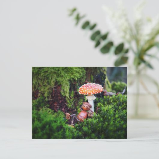 どんぐりの小妖精や小人がキノコの下で休んでいる ポストカード (スタンド正面)