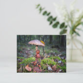 どんぐりの小妖精や小人が犬とキノコの下に隠れている ポストカード (スタンド正面)