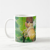 どんぐりを持つオークの枝 コーヒーマグカップ (左)