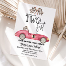 どんどん大きくなる２歳の赤いレーシングカーの２歳の誕生日