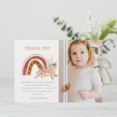 どんな年齢の誕生日にも合う、ラスティーなボホー調の花柄レインボーフォト サンキューカード (スタンド正面)