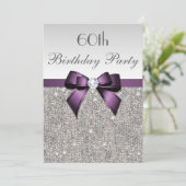 どんな年齢の誕生日パーティーにも合う、銀のスパンコールが付いた、すみれ色のリボン 招待状 (スタンド正面)