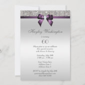 どんな年齢の誕生日パーティーにも合う、銀のスパンコールが付いた、すみれ色のリボン 招待状 (裏面)